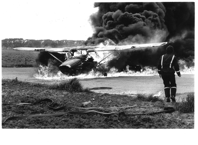 GAV-F-W-2106 Brandweerman kijkt hoe het vliegtuig brandt tijdens de brandweeroefening op vliegveld Teuge.