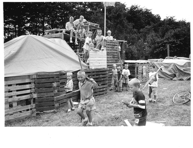 GAV-F-W-2123 Hutten bouwende kinderen aan de Bleriotstraat in Teuge tijdens de vakantieweek georganiseerd door ...
