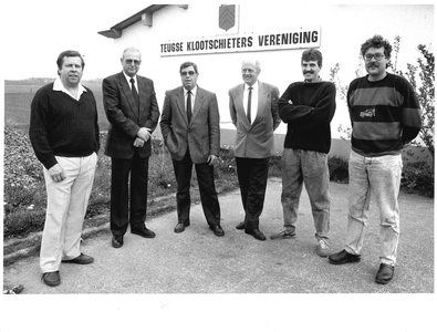 GAV-F-W-2132 Leden van de klootschietvereniging in Teuge voor hun clubgebouw.
