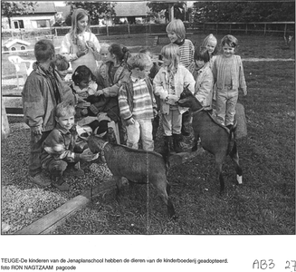 GAV-F-W-2139 De kinderen van de Jenaplanschool uit Teuge tussen de geiten hebben de dieren van de kinderboerderij aan ...