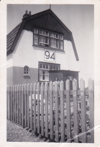 F-W-2189 Spoorwoning 94, Goorweg 18 in Klarenbeek. Op het erf Mies Berends-Kolkman (1919-2009)