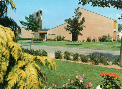 GAV-FLOR-47 Gereformeerde kerk Het Kruispunt aan de Piet Heijnstraat. 1976. Anno 2025 een afscheidscentrum, van ...