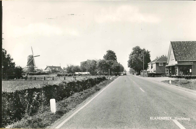 GAV-PK-K-054-g De Hoofdweg in Klarenbeek met links korenmolen De Hoop en rechts het pand van Van Dalen Installatietechniek.