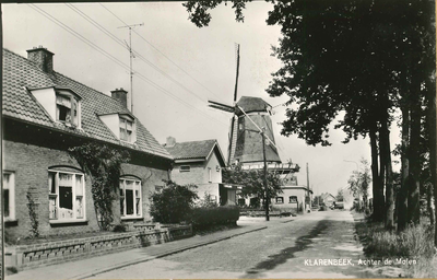 GAV-PK-K-061-g Zicht op korenmolen De Hoop in Klarenbeek met op de voorgrond een rijtje huizen.