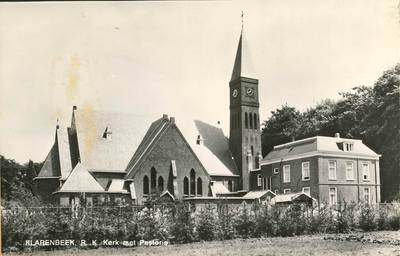 GAV-PK-K-065-g De RK kerk OL Vrouw ten Hemelopneming met pastorie aan de Kerkweg in Klarenbeek.