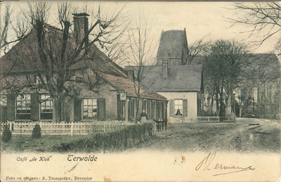 GAV-PK-T-007 Café de Klok aan de Dorpsstraat in Terwolde met op de achtergrond de NH kerk., 1905 - 1910