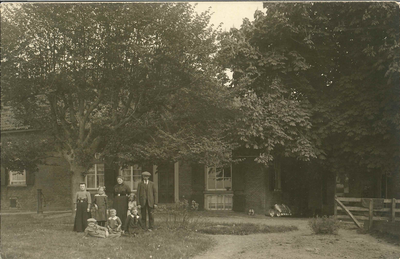 GAV-PK-T-012 De familie Van Mullem voor de boerderij de Grote Beurse aan de Heegsestraat in Terwolde.