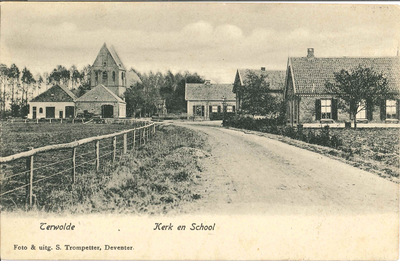 GAV-PK-T-081 De Vaassenseweg in Terwolde met zicht op de NH kerk en de school., 1903 - 1905