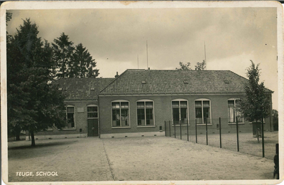 GAV-PK-Teu-030 De school in Teuge met het hek, dat de openbare school afscheidt van de christelijke school., 1928 - 1940