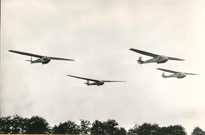 GAV-PK-Teu-037 Vier vliegtuigen in de lucht boven vliegveld Teuge., 1966 - 1966