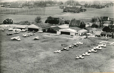 GAV-PK-Teu-038 Vliegveld Teuge en het omringende platteland met boerderijen in vogellucht-perspectief, 1966 - 1966