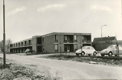 GAV-PK-V-002 De Tuinstraat in Voorst met de aanleunwoningen van verzorgingstehuis De Benring., 1972 - 1972