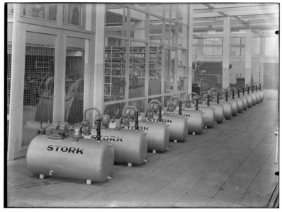 33227 FDSTORK-149 Watervoorziening. Opstelling horizontale hydrophoren in de fabriek te Assen., 17-10-1952