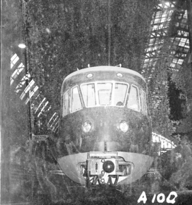 25923 FDHEEMAFA 100 Vooraanzicht van treinstel op het Centraal Station in Amsterdam, 1948-09-29