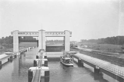 25947 FDHEEMAFF 287 Overzicht van het sluizencomplex Limmel in het Julianakanaal bij Maastricht, 1935-08-08