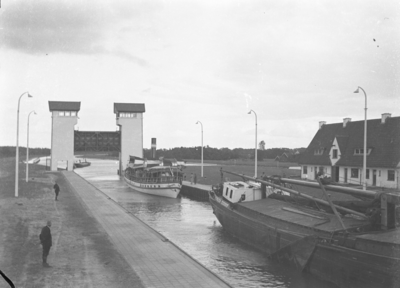 25952 FDHEEMAFF 293 Feestelijke opening van het sluizencomplex bij Wiene en het volgende deel van het Twentekanaal ...