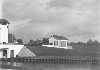 25955 FDHEEMAFF 296 Feestelijke opening van het sluizencomplex bij Wiene en het volgende deel van het Twentekanaal ...