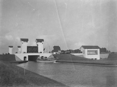 25956 FDHEEMAFF 297 Feestelijke opening van het sluizencomplex bij Wiene en het volgende deel van het Twentekanaal ...