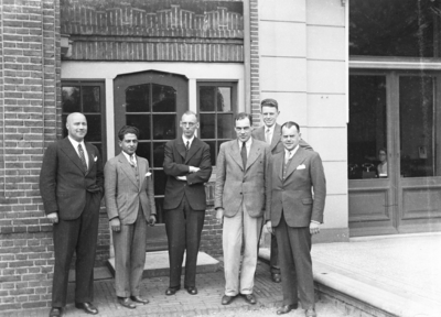 25961 FDHEEMAFF 302 Groepsfoto van zes personen, waaronder de heren Stapff en De Bruijn, 1937-03-01