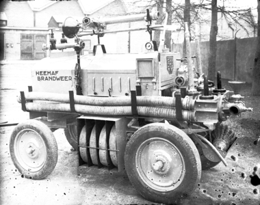 25979 FDHEEMAF4004020 Motorbrandspuit, omgebouwd in 1940 en voorzien van een BMW motor van 60 pk met een waterdruk van ...