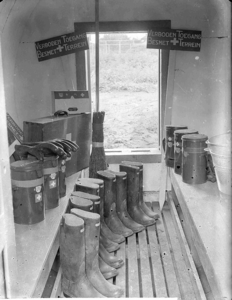 25985 FDHEEMAF4004026 Schuilplaats van de Luchtbescherming voor EHBO groep 2. Op de achtergrond de nieuwe centrale van ...