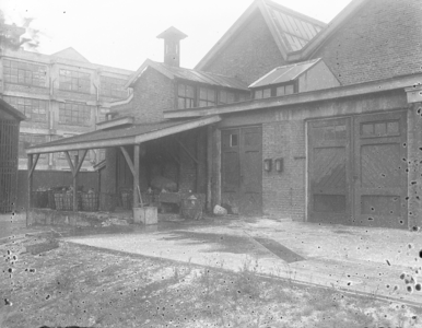 26001 FDHEEMAF4008001 Buitenaanzicht van de oude Beitserij met compressorruimte en carbidontwikkelaar, 1940-08-01