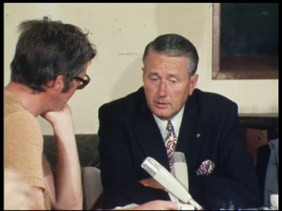 10900BB02854 Interview tussen 2 heren in een ontmoetingscentrum.Een buitenlandse arbeider fietst door de stad ...