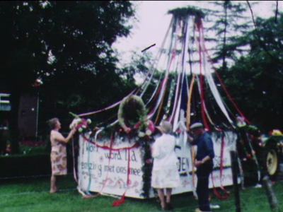 11803BB01835 Een film rond een optocht in Lemelerveld, met beelden van de voorbereidingen zoals het versieren en ...