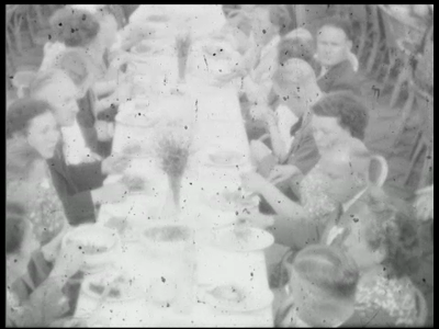 11908BB00192 Jubileumfilm Bendien Confectiefabriek Emmen, 1951Personeelreisje naar Hoek van Holland, rondvaart haven ...