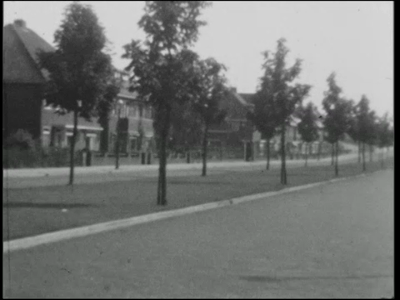 12448BB01903 Een film, naar schatting uit het begin van de jaren vijftig, met beelden van o.a. een bezoek aan het ...