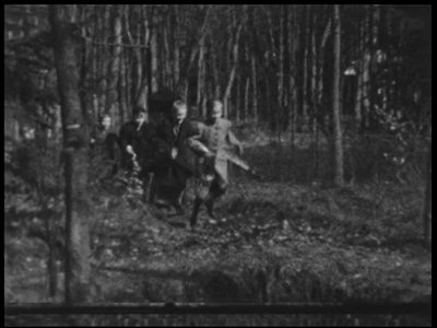 13105BB01982 Samenvatting:Compilatiefilm van de familie Kappelle uit Deventer, met eerst privé-opnames van Pasen 1937, ...