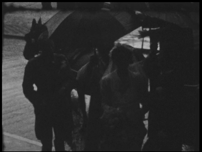 13121BB02526 Samenvatting:Vooroorlogse beelden van Deventer, met eerst een groep fietsers op vélocipèdes en vervolgens ...