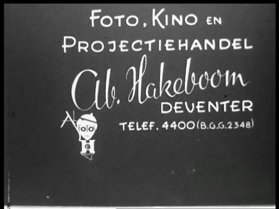 13131BB02536 Kroning van Prinses Juliana in 1948 en de feestelijkheden in Amsterdam. De koninklijke gasten lopen voor ...