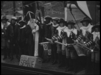 13132BB02537 Samenvatting:Reportage over de aankomst van Sinterklaas in Deventer.Beschrijving:00.16.26 Sinterklaas komt ...