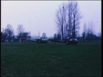 2656BB05628 Familiefilm met beelden van militaire voertuigen en materieel op oefening, en van een jongen bij huis., 1970