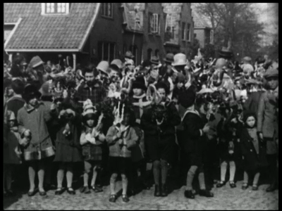 3084BB03255 Vlöggeln; paasvuur Ootmarsum; paasgebruik Singraven, Palmpasenoptocht in Tuindorp Hengelo; Paastaakslepen, ...