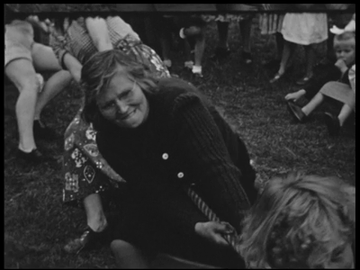 3128BB03757 Samenvatting:Film van textielfabriek Scholco in Almelo met onder meer beelden van ontspanningsactiviteiten ...