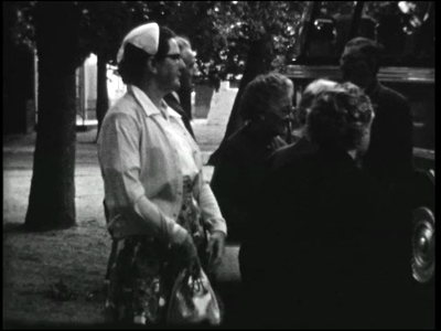 4399BB06448 Een groep mannen en vrouwen maken een uitstapje met een reisbus in Drenthe.Bezoek aan de Oudsheidkamer De ...