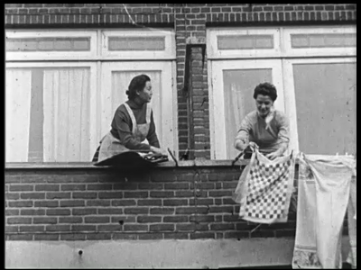 4784BB03354 Een promotiefilm voor het gebruik van Crackfree-stijfsel. Eerst worden verschillende aspecten van het leven ...