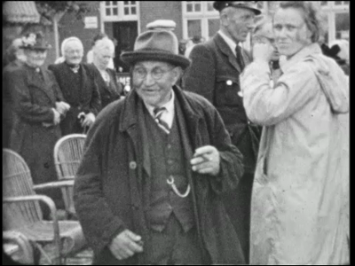 4890BB04923 Reisjes van ouden van dagen uit Olst.- Vertrek van personenauto's en een bus met bejaarden en verzorgers. ...