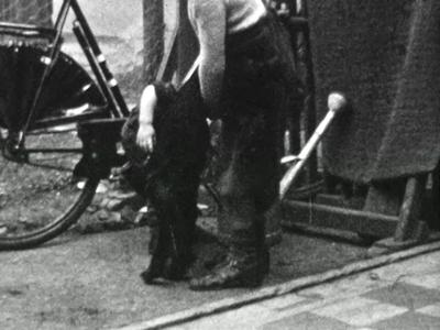 512BB08123 Een familiefilm van de familie Lodérus uit Lutten, met beelden van o.a.:- Juli in Deventer, in de tuin bij ...