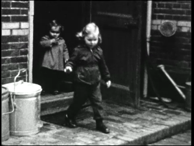 516BB08127 Een familiefilm van de familie Lodérus uit Lutten, met beelden van o.a.:- Oktober, Paulie's eerste ...