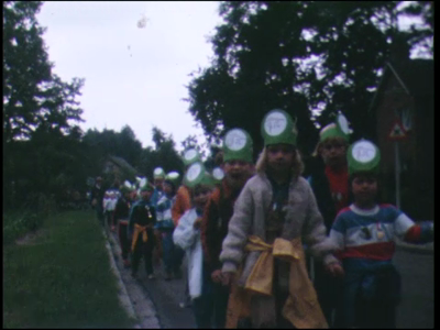 7635BB03471 Beelden van de avondwandelvierdaagse in Hardenberg, editie 25 jaar.Wandelaars naderen de stad Hardenberg. ...