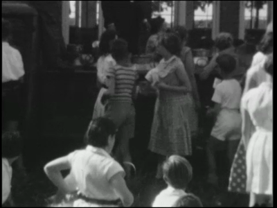 7638BB03474 Beelden van de avondwandelvierdaagse in Hardenberg.Deelnemers bereiken een verzorgingspost en rusten daar, ...