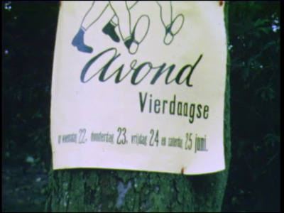 7639BB03475 Beelden van de avondwandelvierdaagse in Hardenberg, de 10e editie.Individuele wandelaars en groepen nemen ...