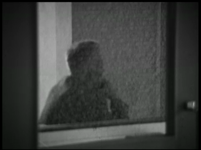 7640BB03476 In zwart/wit: Gemeentewerkers vegen het plein aan. Plaquette van de stadsmuur uit 1230 in beeld. De ...