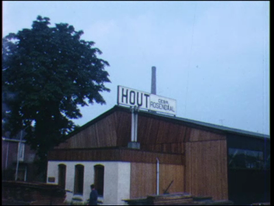 8235BB04019 Personeelreisjes van de houthandel Rosendaal in Zwolle.Werkzaamheden op de werf. Het optrekken van een ...