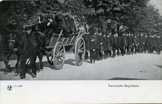 1852 PBKR6155 Begrafenisstoet: de vrouwen met zwarte capes op een boerenwagen met twee zwarte paarden. De mannen ...