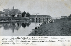 771 PBKR5992 Vissende kinderen op de zuidelijke Vechtoever, gezien vanuit het westen. Links het gemeentehuis uit 1828, ...