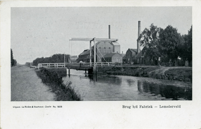 946 PBKR5996 De brug over het Overijssels Kanaal Zwolle ? Vroomshoop bij Lemelerveld, vanuit het westen. Aan de ...